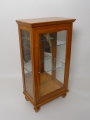 Foto 1: Kleine Spätbiedermeier Tisch-Vitrine, Kirschbaum