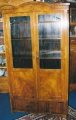 Foto 1: Spätbiedermeier Vitrinen-Bücherschrank, um 1840, in Nußbaum