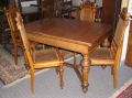 Foto 1: Tisch / Ausziehtisch, Gründerzeit, mit 4 dazugehörigen Stühlen, in Nußbaum