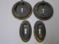 Foto 1: 2 x Klassizismus Schubladen-Beschläge und 2 x Türbeschläge, wohl Bronze