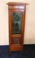 Pfeilerschrank, Jugendstil, um 1910, in Nußbaum, innen Vogelaugenahorn