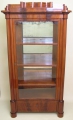 Foto 1: Biedermeier Vitrine, um 1820, Mahagoni furniert