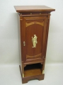 Jugendstil Pfeiler-Schrank, Mahagoni, innen Vogelaugenahorn furniert, mit feuervergoldeten Empire-Applikationen
