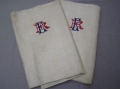 2 Leinen Hand-Tücher, mit Monogramm und Fischgräten-Muster