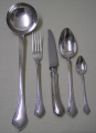 Foto 1: Bruno Möhring: 47-teiliger Jugendstil Bestecksatz, Entwurf vor 1901/02, Christofle, Paris, versilbertes Weißmetall