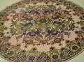 Foto 1: Seiden Tischdecke, um 1900, bestickt mit Greifen