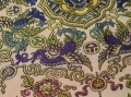 Foto 2: Seiden Tischdecke, um 1900, bestickt mit Greifen