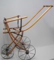 Jugendstil Puppen- / Blumen-Wagen, zusammenklappbar, Bugholz, wohl Thonet