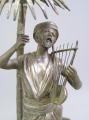 Foto 4: Plastik: Orientale spielt Psalterium / Zither unter Palme, Britanniametall versilbert, wohl Wien, Ende 19. Jahrhundert