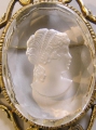 Foto 2: Biedermeier Glas-Brosche, 19. Jahrhundert, geschliffenes Medaillon mit Mädchen-Porträt
