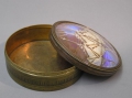 Foto 2: Messing Deckel-Dose, 19. Jahrhundert, mit Schmetterlingsflügeln verziert, Péguy