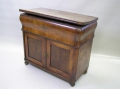 Foto 1: Zweitüriger Spätbiedermeier Unterschrank, um 1860, Nußbaum