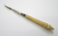 Maniküre-Utensil: Nagelreiniger / Nagelhautentferner, um 1900, Silber und Horn