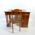 Schreibtisch / Damenschreibtisch, Jugendstil, in Mahagoni und Nußbaum, mit Stuhl
