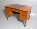 Schreibtisch, Jugendstil, in westindischem Satinholz / Zitronenholz
