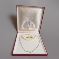 Foto 1: Demi Parure: Collier und Ohrstecker, 585er Gold, mit Brillanten, 20. Jahrhundert