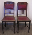 2 Jugendstil Stühle, in Eiche, mit rotem Lederbezug
