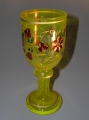 Gelbes Jugendstil Uran-Kelch-Glas, um 1900, mit Email-Blumen-Malerei