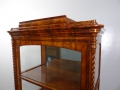 Foto 2: Biedermeier Vitrine, in Mahagoni, drei Seiten verglast