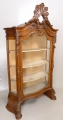 Neobarock Standvitrine, um 1870, in Nußbaum