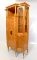 Foto 2: Bruno Paul (1874-1968) attr.: Jugendstil Salonmöbel / Vitrinenschrank, in Honduras- und Streifen-Mahagoni, um 1910, mit Intarsien