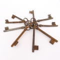 Foto 2: Bund 9 x Biedermeier Möbel-Schlüssel / Zimmertür-Schlüssel