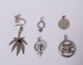 Foto 1: 5er Konvolut Silber Schmuck, um 1900, 4 x Kettenanhänger und 1 x Ohrhänger