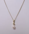Foto 1: Halskette, mit Perlenanhänger und Diamant, 585er Gold, Ende 20. Jahrhundert