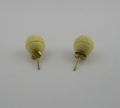 Foto 2: Ohrstecker, Bein in Rosenform beschnitzt, 375er Gold, 2. Hälfte 20. Jahrhundert