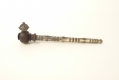 Foto 1: Orientalische Opiumpfeife mit verstecktem Dolch-Messer / Ritualobjekt, wohl China, 19. Jahrhundert, in Ummantelung mit Silberfaden-Dekor