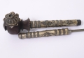 Foto 3: Orientalische Opiumpfeife mit verstecktem Dolch-Messer / Ritualobjekt, wohl China, 19. Jahrhundert, in Ummantelung mit Silberfaden-Dekor