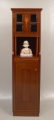 Foto 1: Jugendstil Pfeilerschrank / Beistellmöbel, um 1910, in Streifen-Mahagoni, mit Intarsienlegung