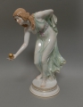 Walter Schott (1861-1938): Porzellan-Plastik "Kugelspielerin", Meißen, Entwurf 1897, Ausführung 1934-1945