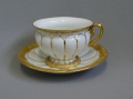 Meißen Porzellan Sammeltasse / Vitrinentasse, Schwertermarke 20. Jahrhundert, Goldstaffage